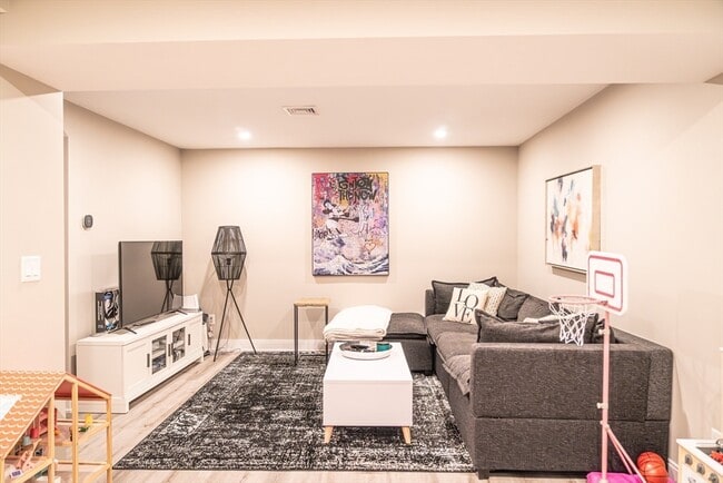 Building Photo - 279 Suffolk Ave