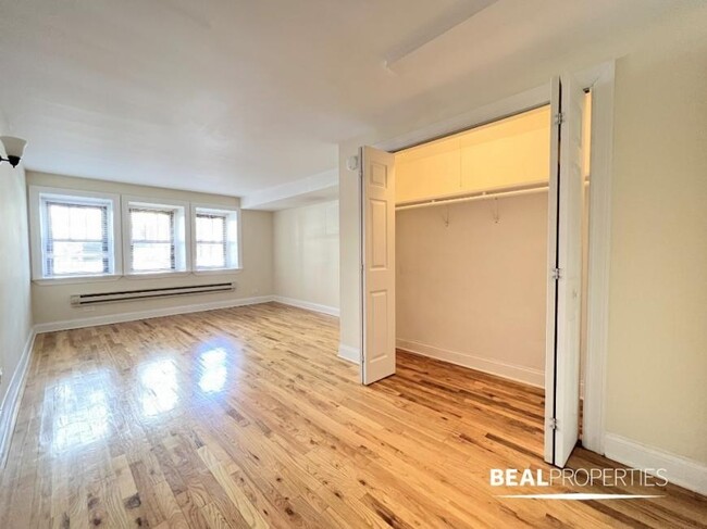 Building Photo - 0 bedroom in CHICAGO IL 60610