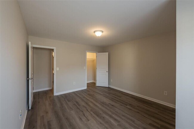 Building Photo - 204 Parc View Ln