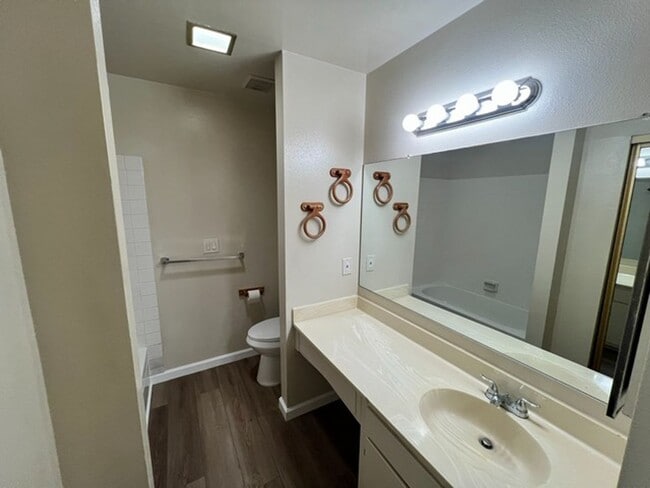 Building Photo - Conveniently located Refreshed Two Bedroom Condo