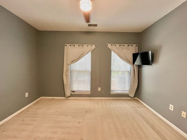 Building Photo - Beautiful 3 BR 2 FB condo with its own garage and driveway