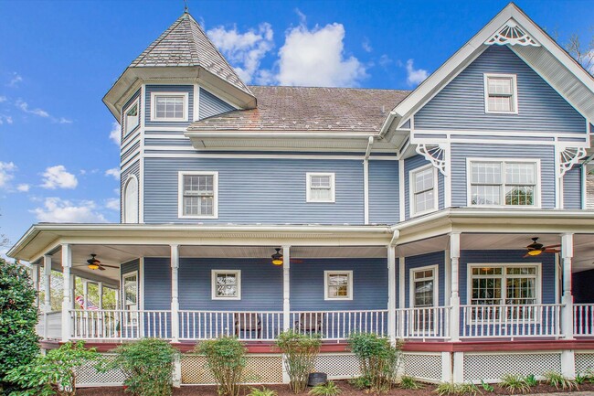 Building Photo - Stunning and Spacious Single Family Home S...