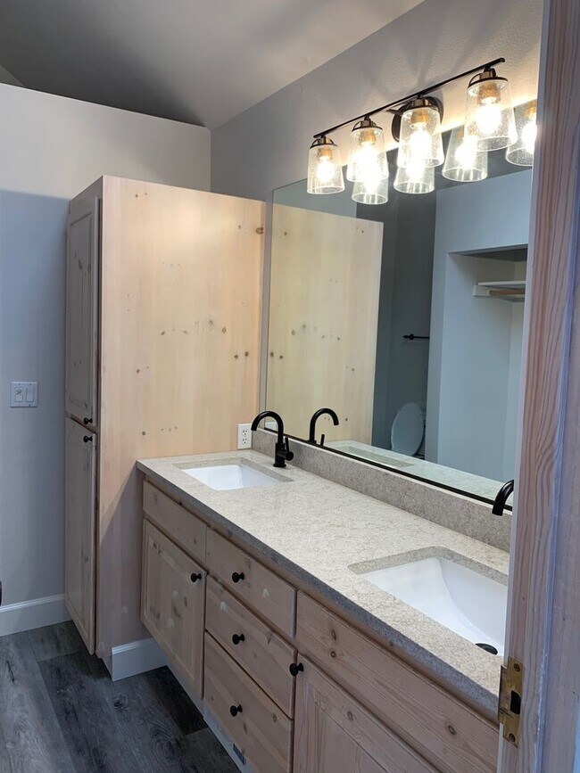 Building Photo - Updated Home in Oldmill