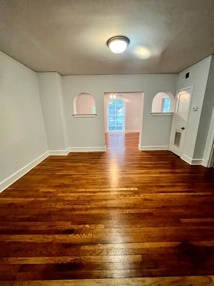 Interior Photo - 1106 West Franklin St