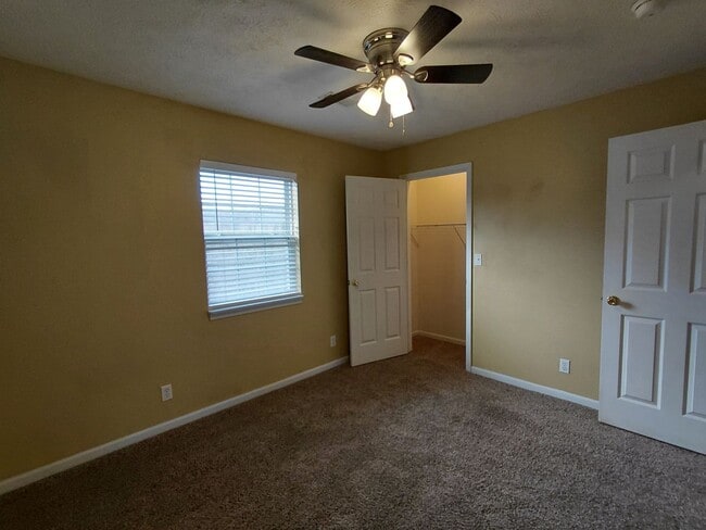 Building Photo - Home close to Post