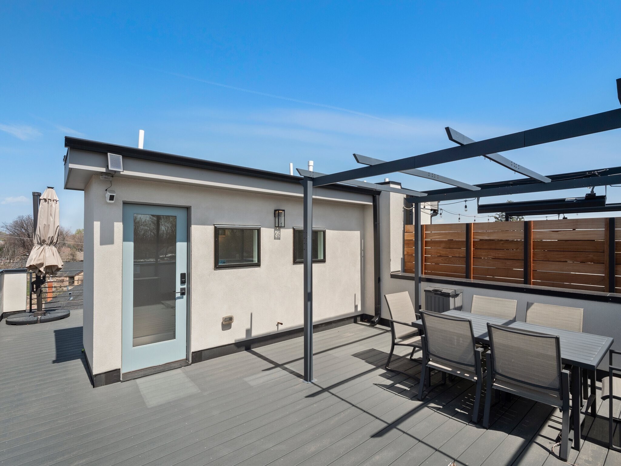 Rooftop patio - 3840 Eliot St