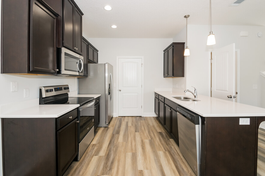Building Photo - 135 Sugarberry Cir