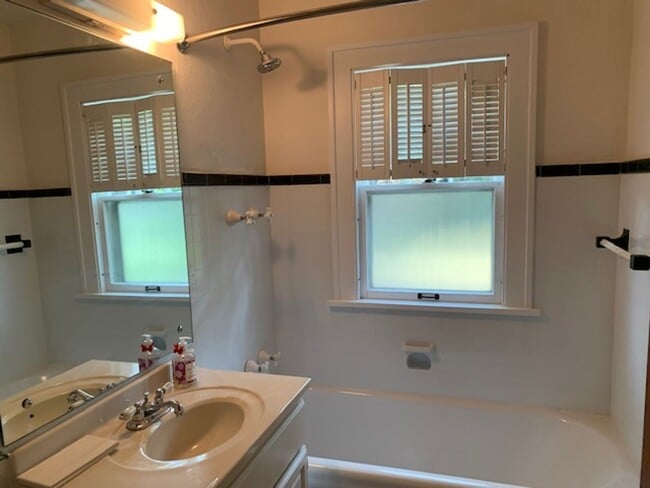 Building Photo - Very spacious *4Bed*2Bath single family home 2400 SqFt.