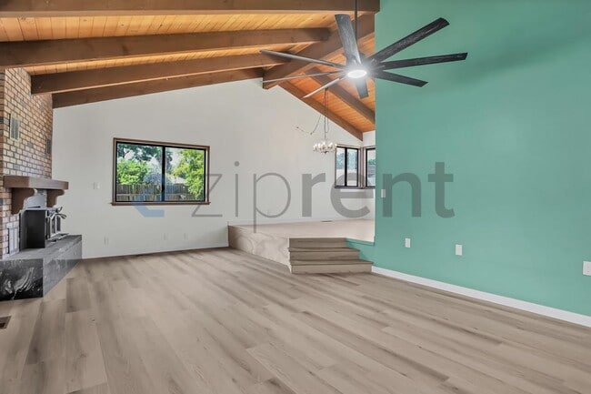 Building Photo - Unit