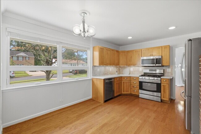 Building Photo - Charming 4-Bedroom Springfield Rambler Near Lake Accotink Park