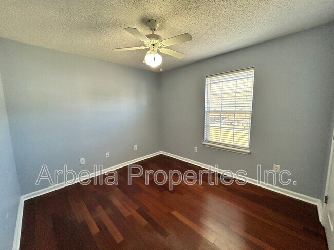 Building Photo - 104 St James Pl