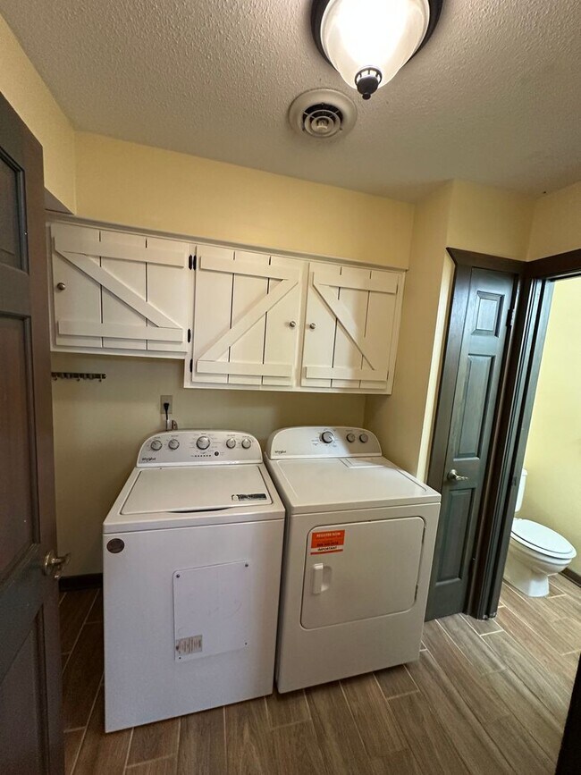 Building Photo - Showings may begin 7/1/26. Spacious Germantown home! Walking distance to Farmington Elementary. S...