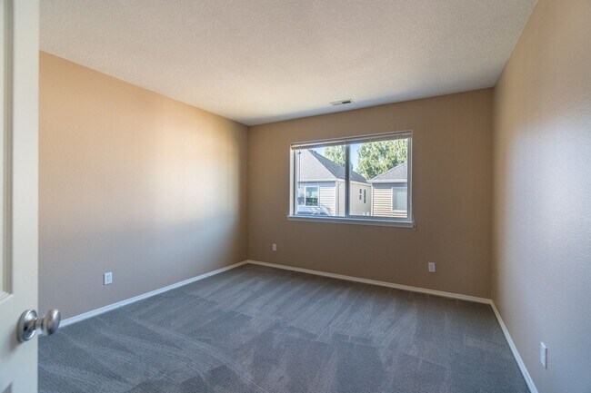 Building Photo - Beautiful Bethany 3 Bedroom Near Parks & Schools!