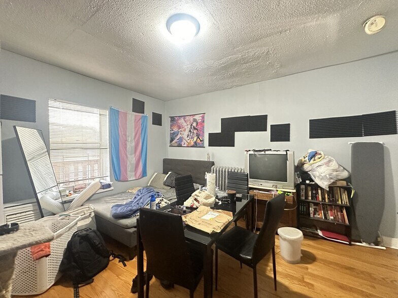 Building Photo - 5662 N Ridge Ave