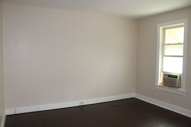 Building Photo - 2-Bedroom Second-Floor Apartment