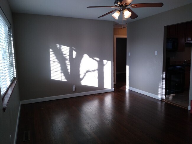 Building Photo - Mountain View 2 Bedroom 1 Bath Duplex on a Hill