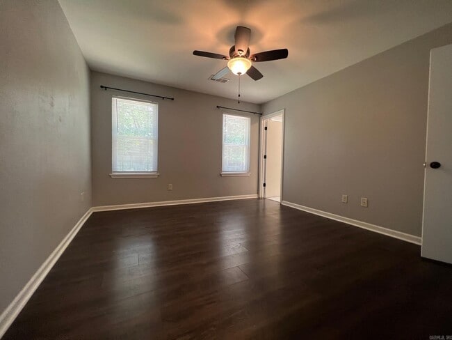 Building Photo - 1011 Green Valley Dr