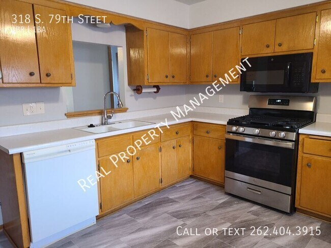 Building Photo - 318 S 79th St