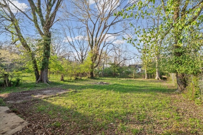 Building Photo - 2 Bedroom Pet Friendly Home For Rent Near Madison Street!