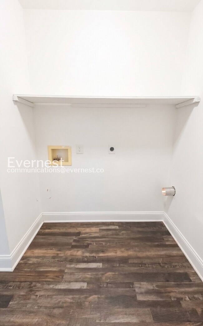 Building Photo - 2 Bed/1 Bath Condo with Modern Amenities / Vouchers Accepted / Available Now!