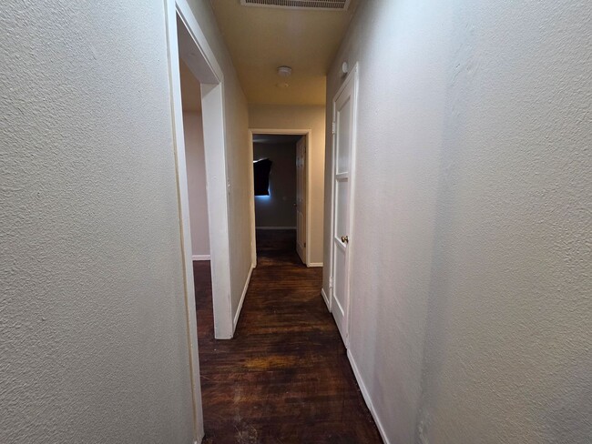 Building Photo - New Listing!