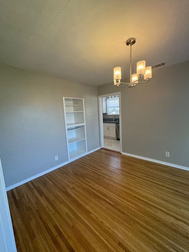 Building Photo - Large 4 bedroom 2 Bathroom for rent