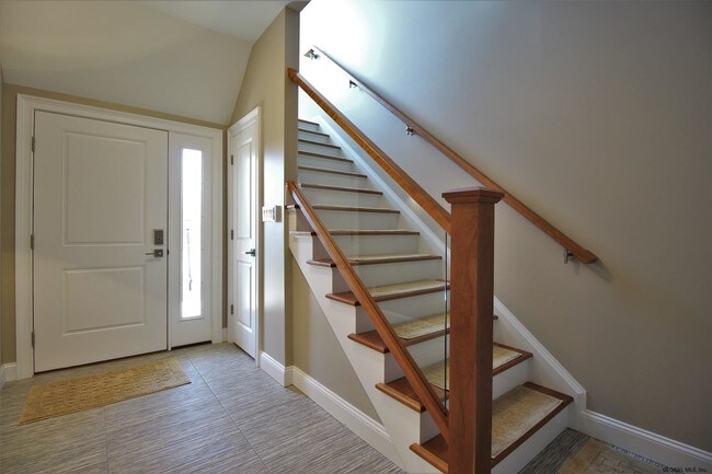 Building Photo - 713 Lois Ln