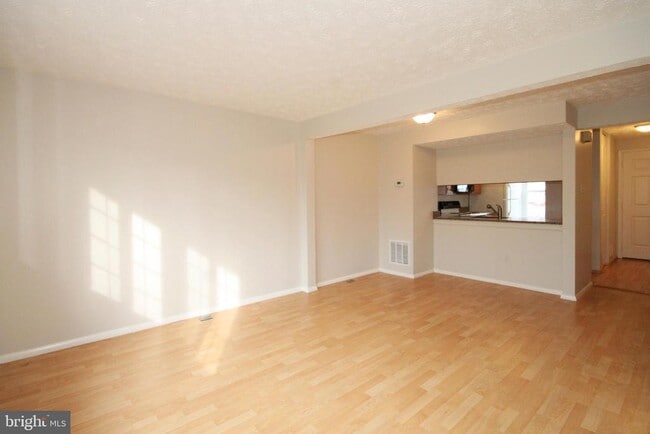 Building Photo - 8032 Grandview Ct