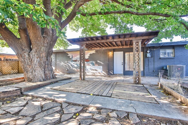 Building Photo - Charming 3 Bedroom, 1 bathroom in Central Lubbock