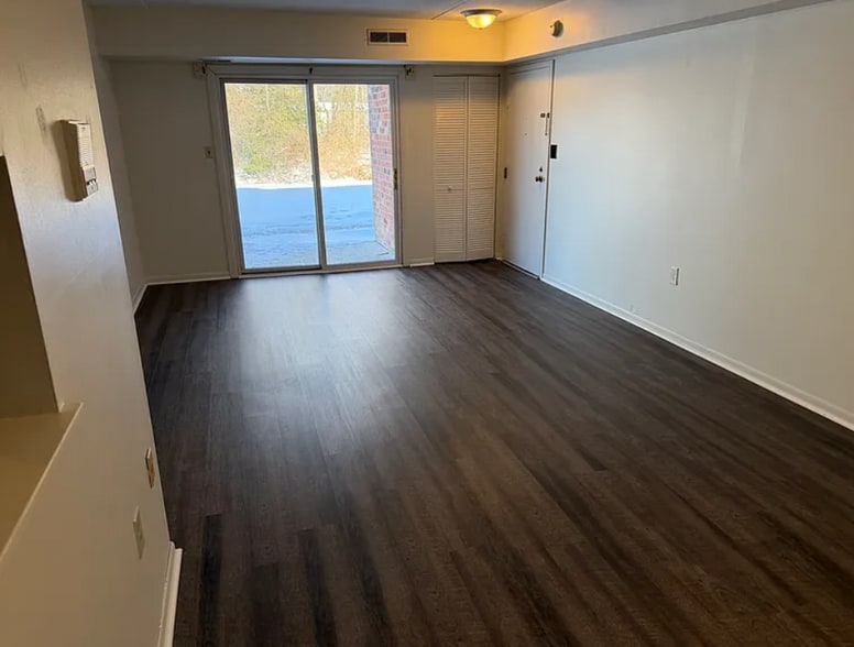 Building Photo - 3 Atram hall