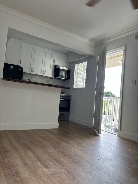 Building Photo - 1014 Salzedo St