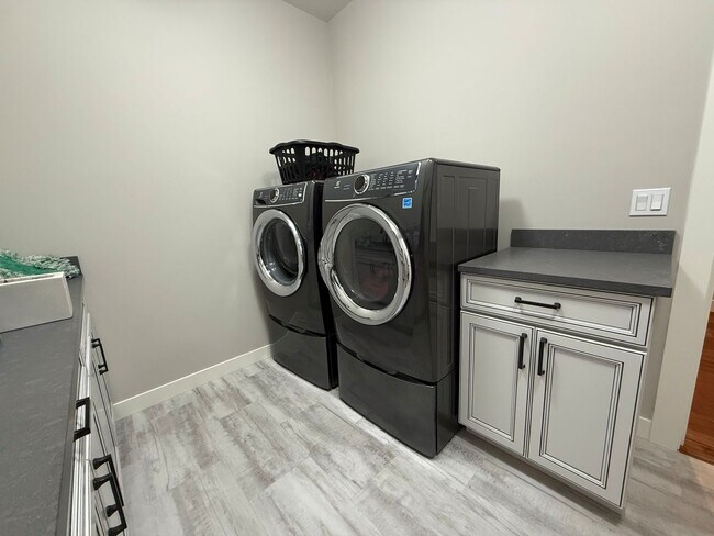 Building Photo - Now renting 4 bedroom Luxury House, stillporoperties.com