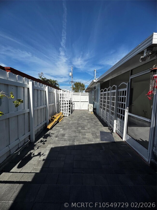Building Photo - 4250 NW 9th Ct