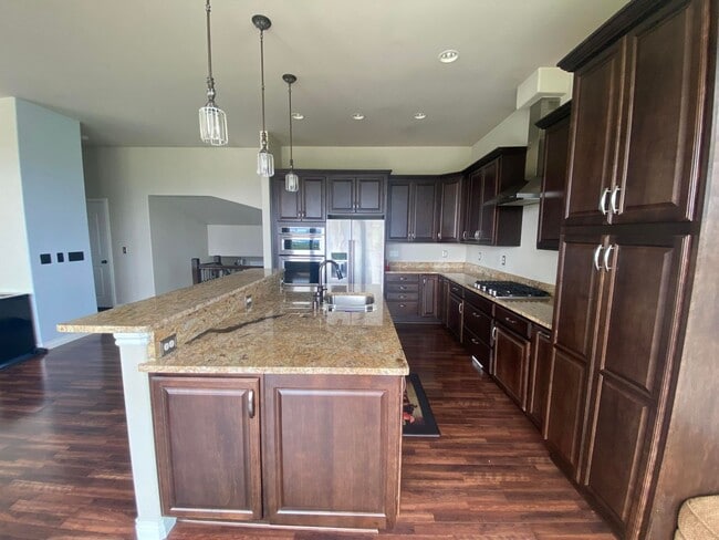 Building Photo - Meticulously well kept 3 bed, 3.5 bath Gov...