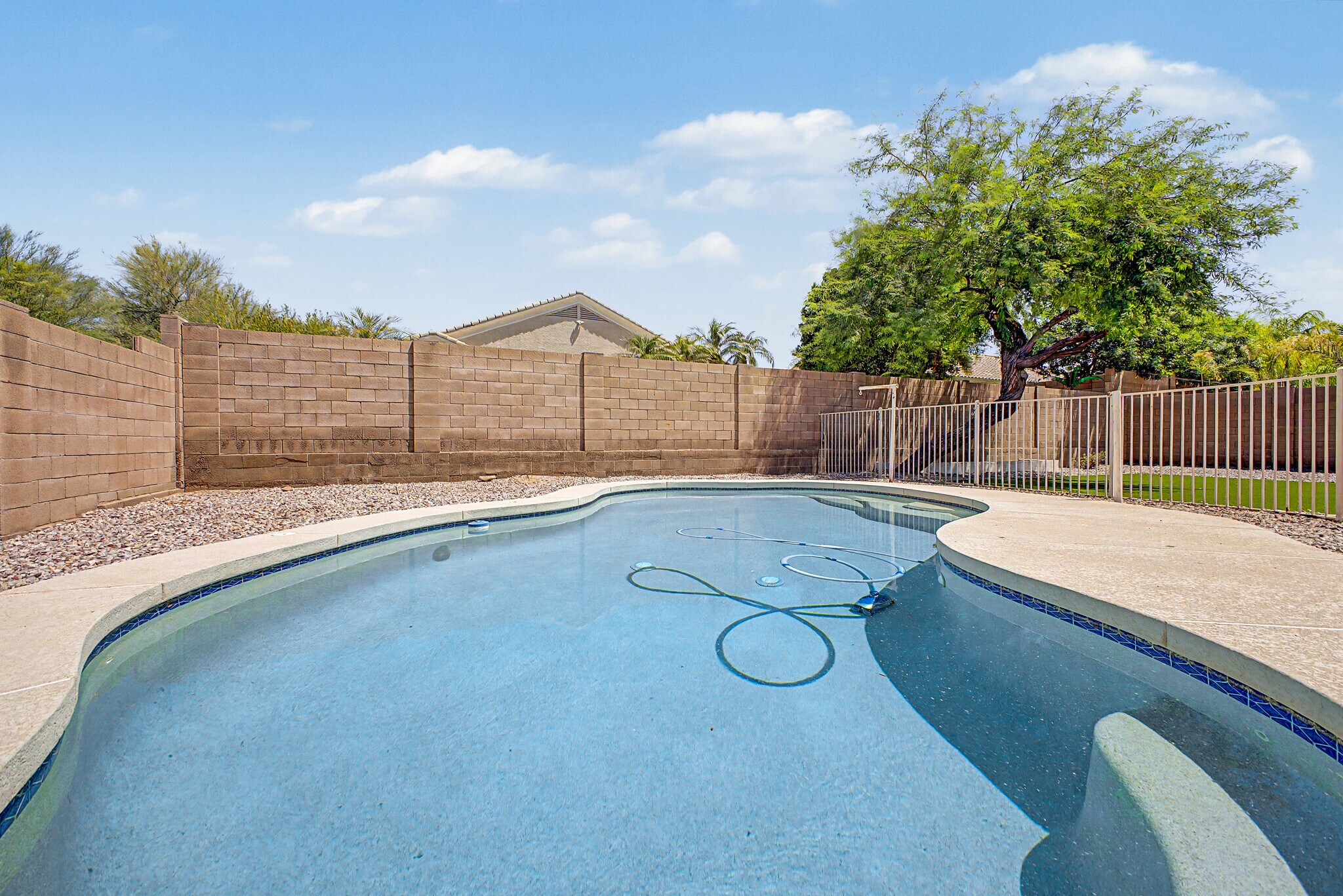 Building Photo - 8634 E Hillview St