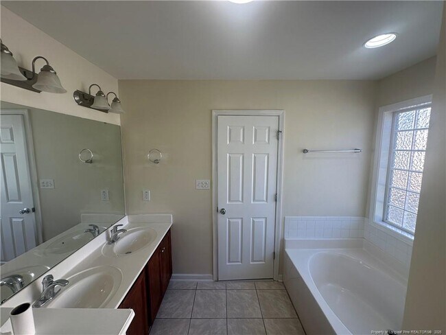 Building Photo - 5724 Crepe Myrtle Dr