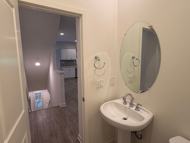 Building Photo - Modern, Spacious 3BR/4BA Home with Exceptional Freeway Access & Nearby Nature