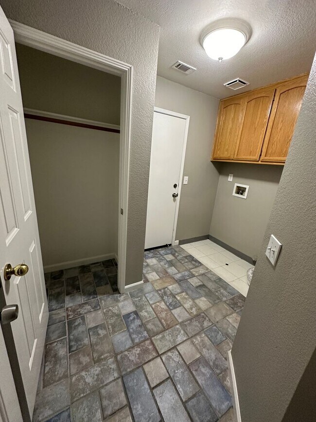 Building Photo - No Deposit