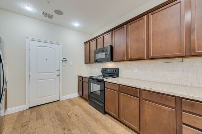 Building Photo - Luxury 3 Bedroom Townhome