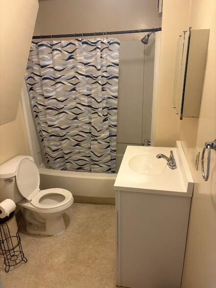 Building Photo - 134 E Main St