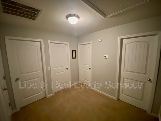 Building Photo - 162 Carriage Way
