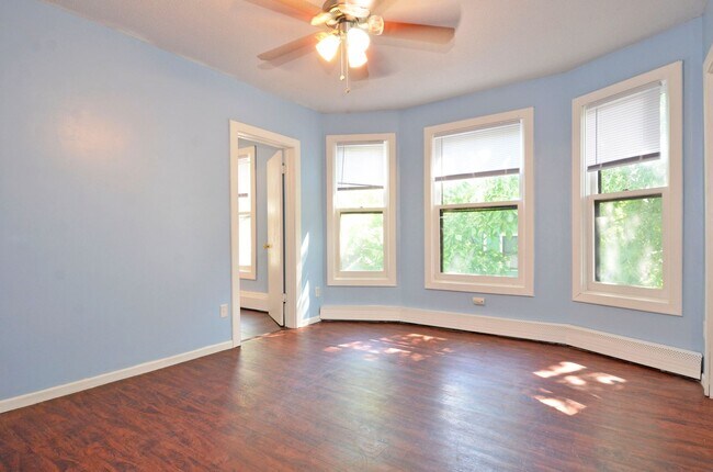 Building Photo - Spacious 4-Bedroom Upper-Level Unit Available Now in West St. Paul!