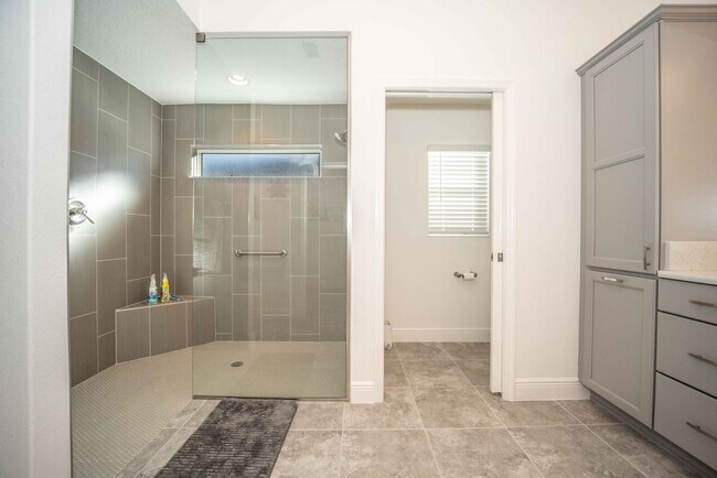 Building Photo - Seasonal 3BR/2BA  with 2-car Garage and PO...