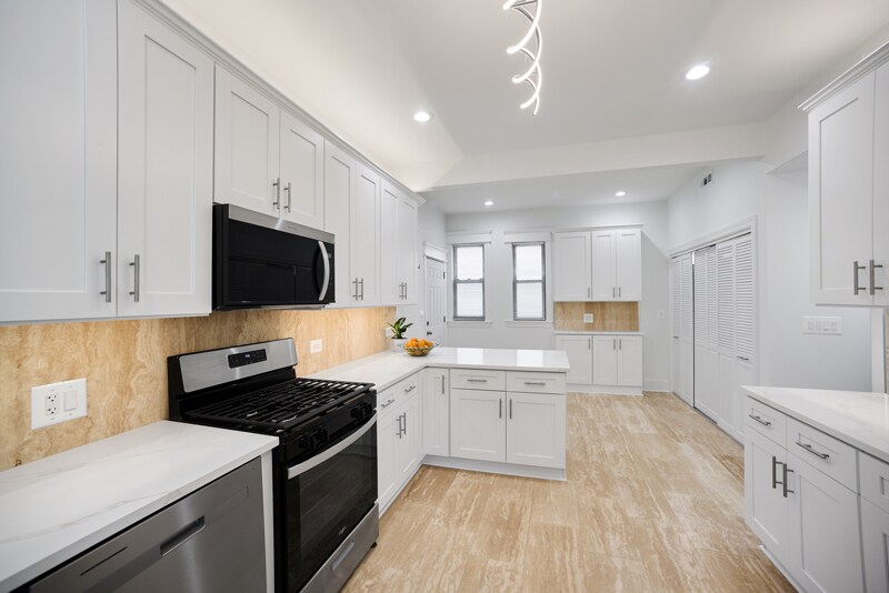 Building Photo - 858 W Armitage Ave