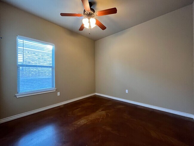 Building Photo - AVAILABLE NOW:  3 bedroom house