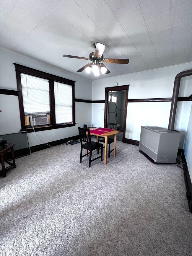 Building Photo - 17 E 6th St