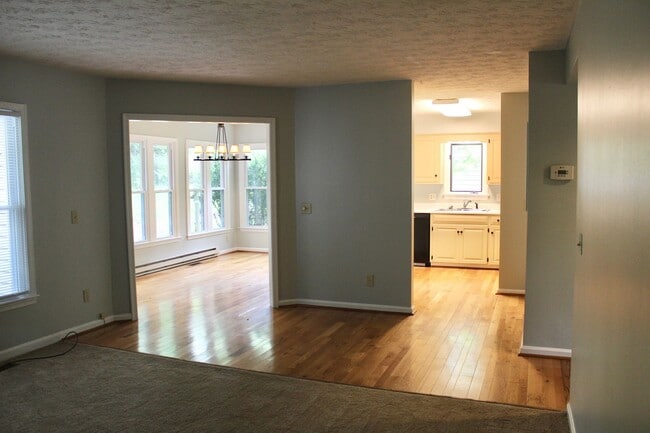 Building Photo - 736 Woodland Dr