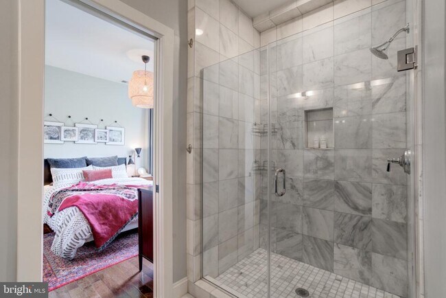 Building Photo - 1249 Kenyon St NW