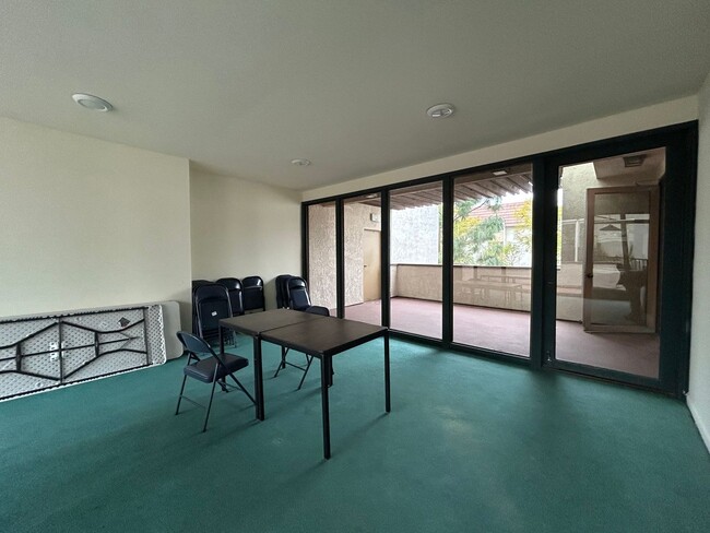 Building Photo - Newly Renovated Top Floor Two Bedroom Two ...