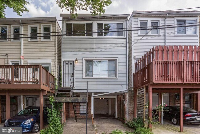 Building Photo - 1015 Quebec Place NW